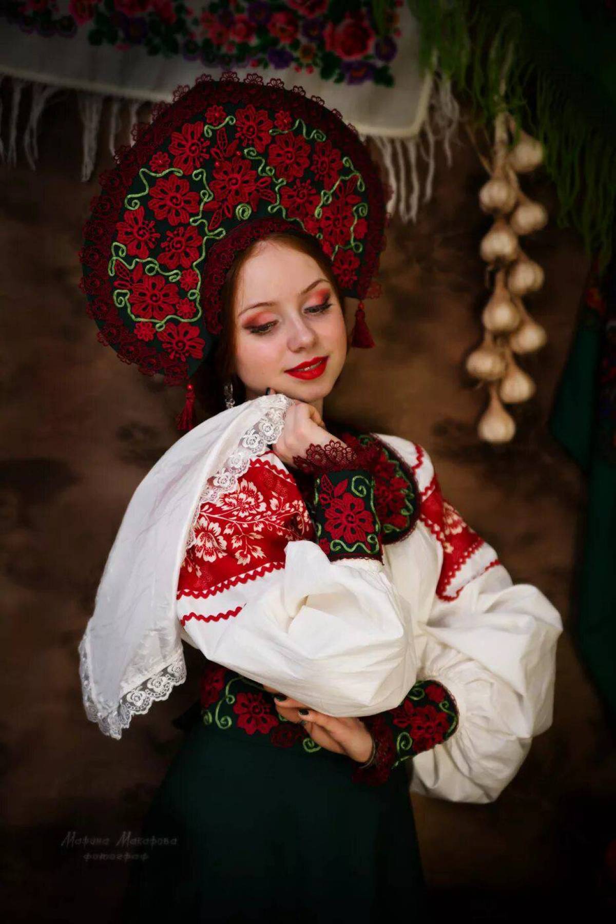 Take a pause and enjoy Women in Slavic costumes — streaming from Chongqing