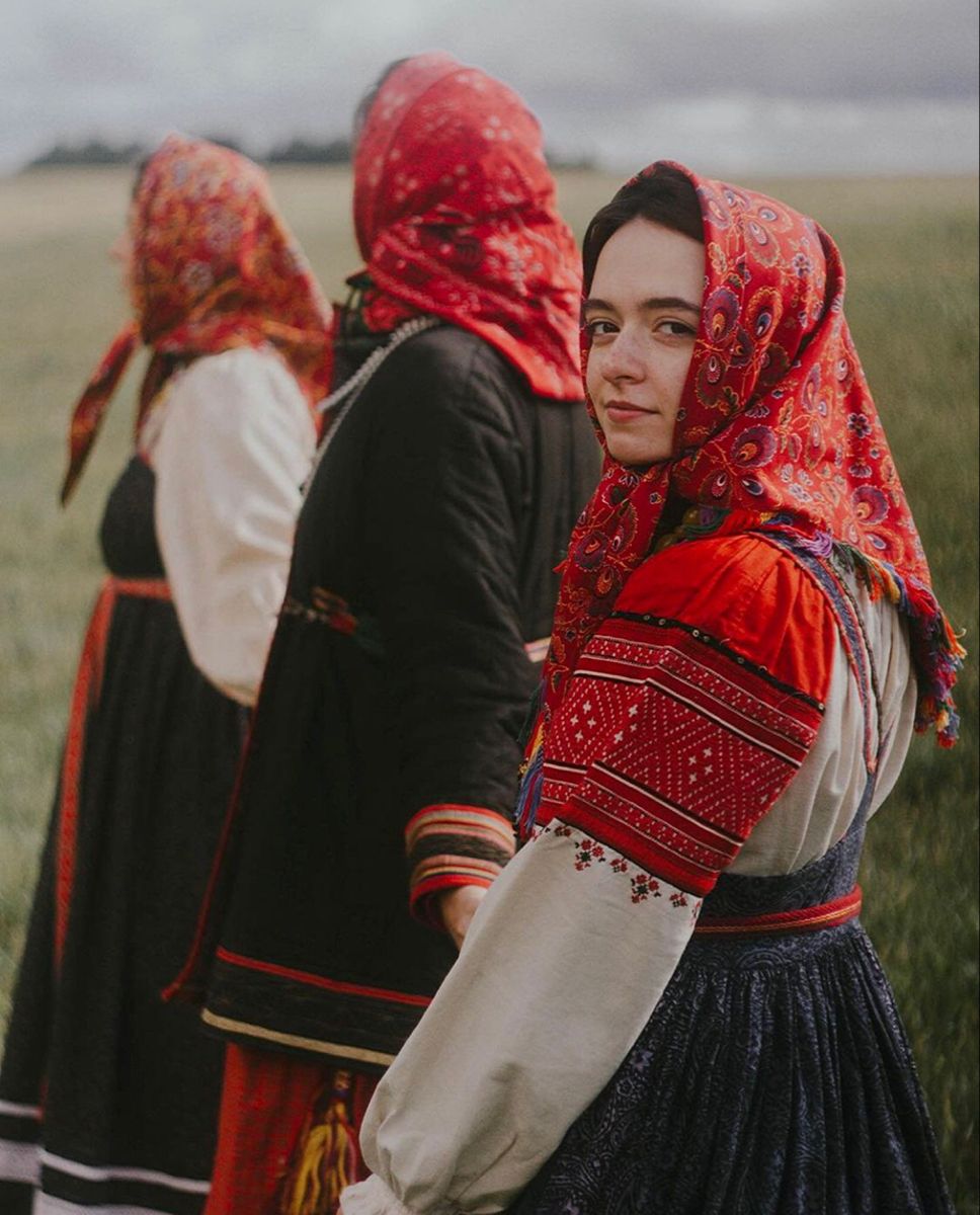 Women in Slavic costumes’s look of the day — catch her live in Chongqing