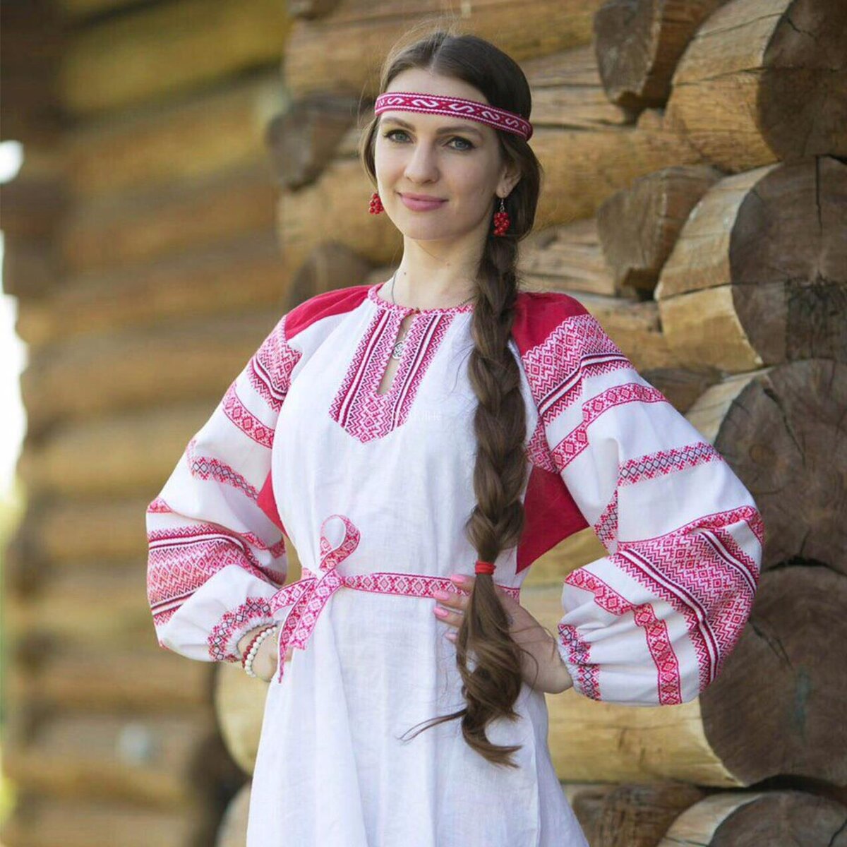 Girls in Slavic costumes brings the glow — live moments in Chongqing