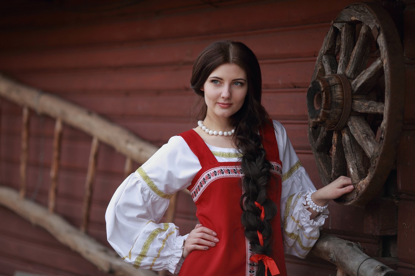Girls in Slavic costumes’s look of the day — catch her live in Chongqing